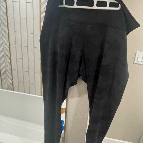 Lulu Lemon Align Leggings Cropped Dark Camo - Picture 4 of 5